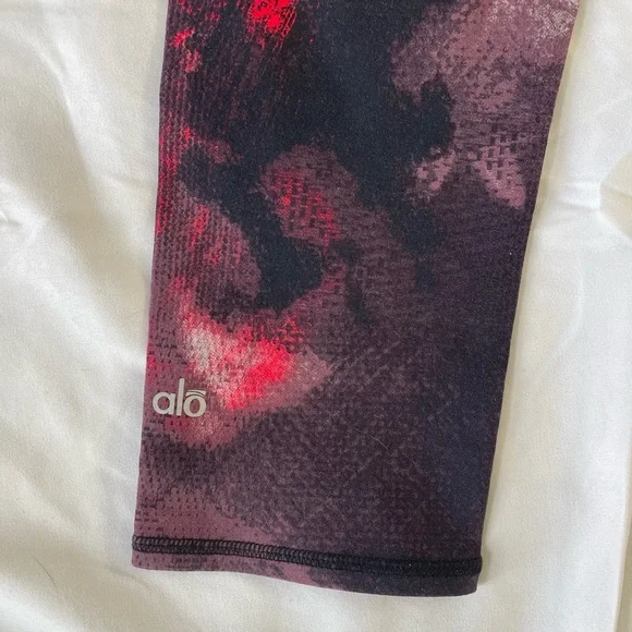 ALO YOGA Airbrush Capri Ruby Red Smoke Print lifting stretchy Medium - Picture 4 of 5